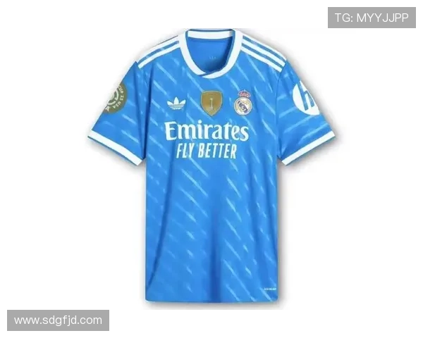 外媒:皇马下赛季二客球衣将以蓝色为主,类似13-14赛季客场 外媒:皇马下赛季二客球衣将以蓝色为主,类似13-14赛季客场