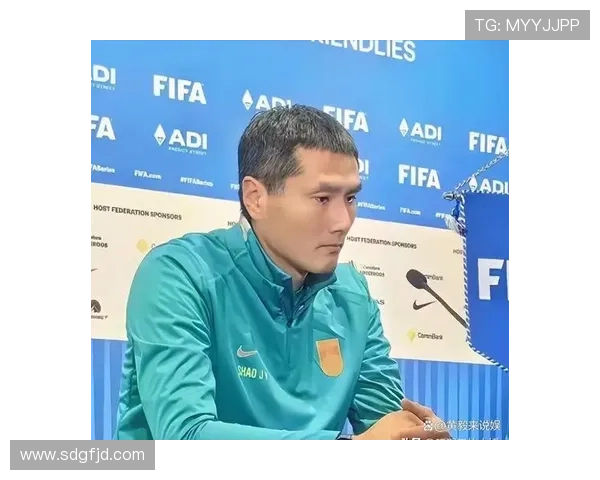 国足喀麦隆赛场转播乌龙 国旗倒挂惹争议 国足喀麦隆赛场转播乌龙 国旗倒挂惹争议